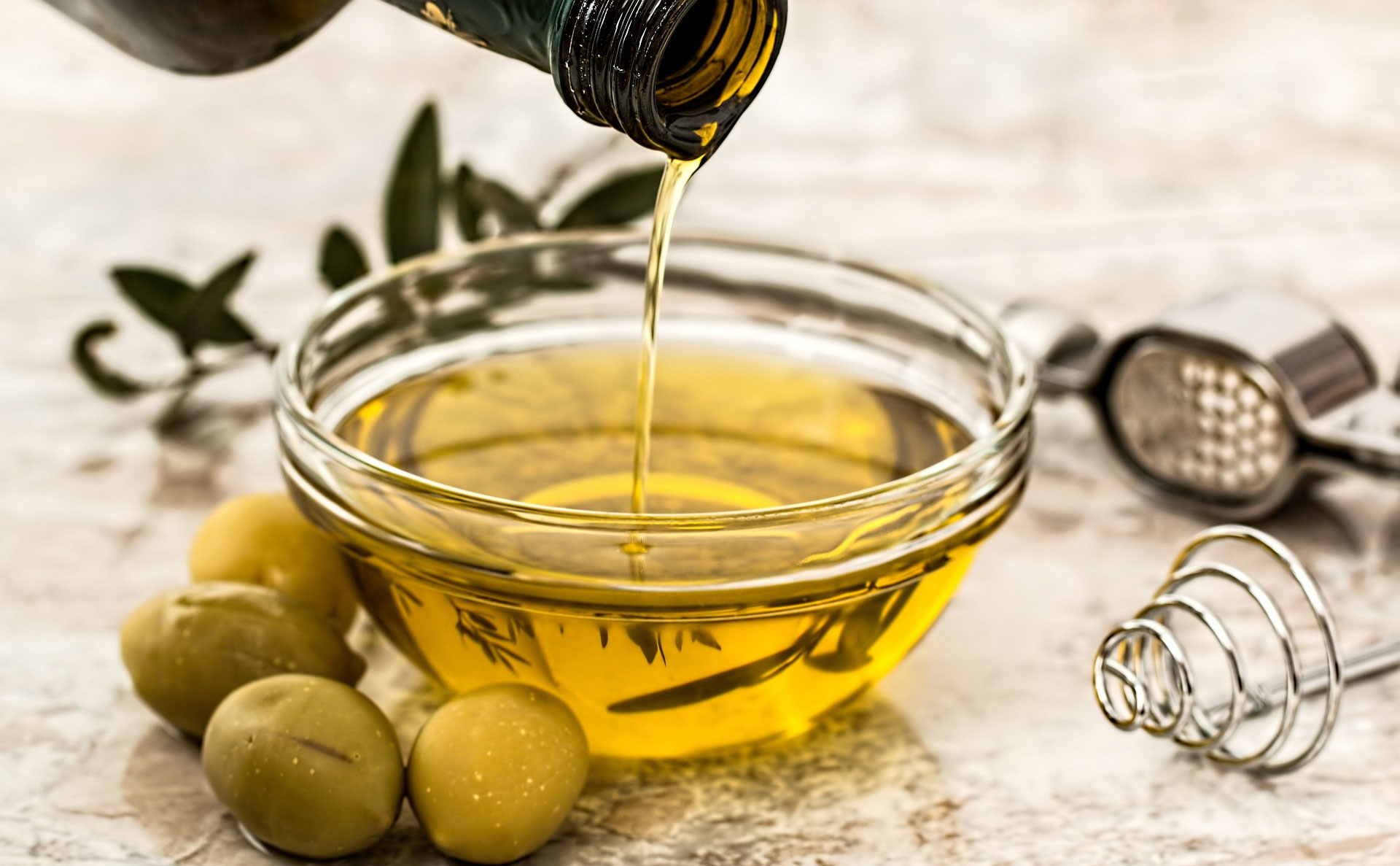 Goldenes Olivenöl – Sonnenverwöhnte Pflege den Körper für